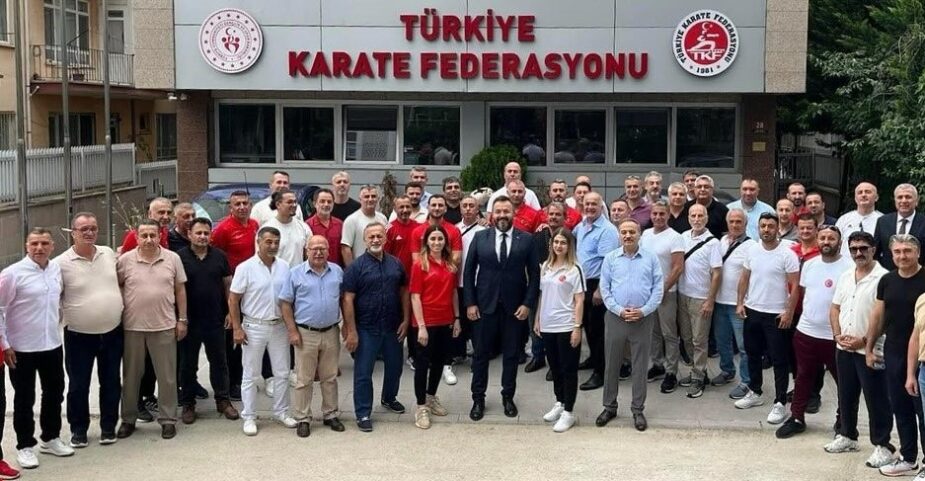 Türkiye Karate Federasyonu önünde başkan, antrenör, hakem ve Milli sporcularımız birlikte