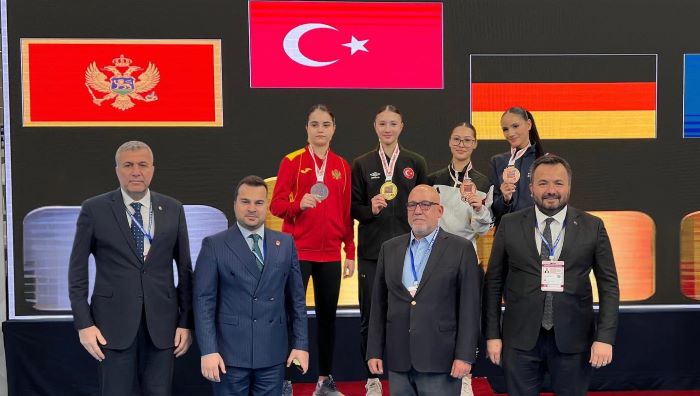 Av. Dr. Aslan Abid Uğuz, WKF'nin Başkanı Antonio Espinós ile birlikte madalya töreninde...