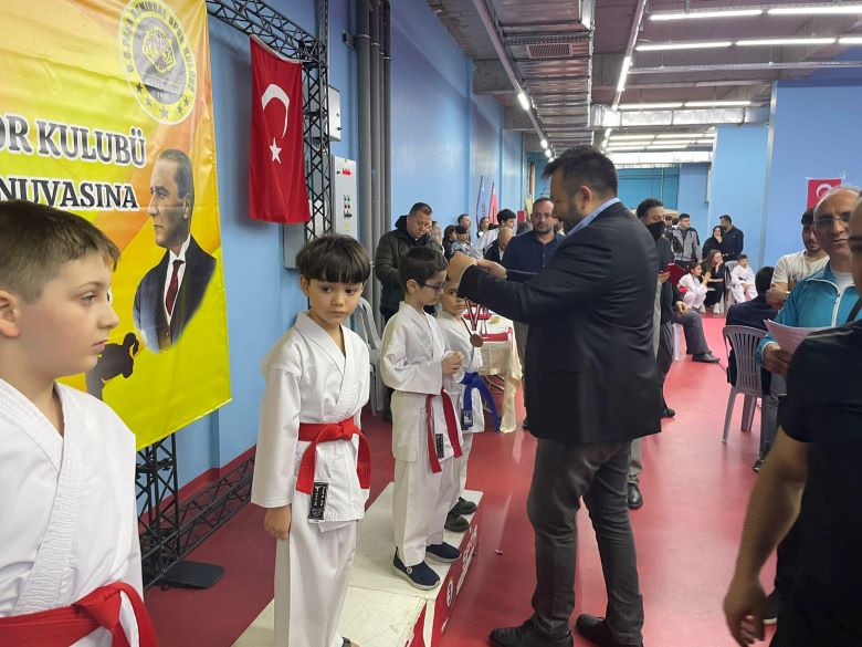 Türk karatesinin geleceği çocuklarımıza Başkan madalya takıyor...