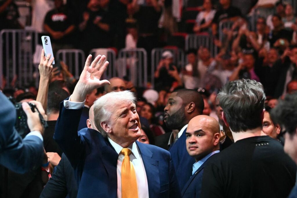 DONALD TRUMP DÖVÜŞ SEVERLERİN ALKIŞLARINI BAKIN NASIL YORUMLADI!