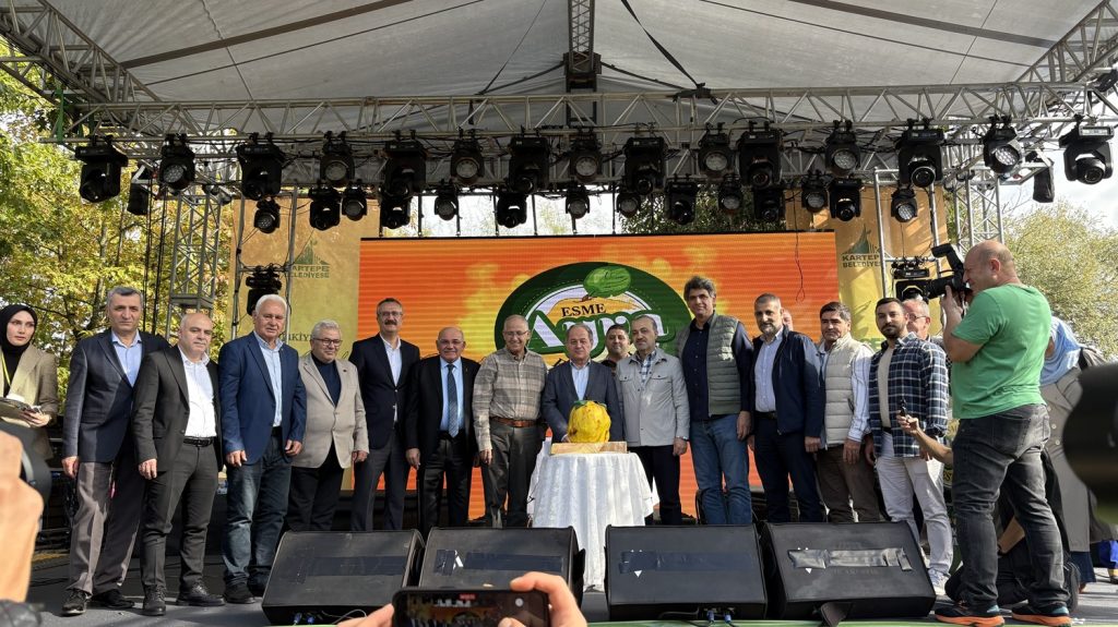Eşme’de Coşku Dolu Ayva Festivali Renkli Görüntülere Sahne Oldu