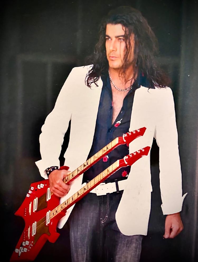 Kültürlerin birleştiği bir ortamda yaşadım; müziğim de tam olarak bu birleşimi yansıtıyor.