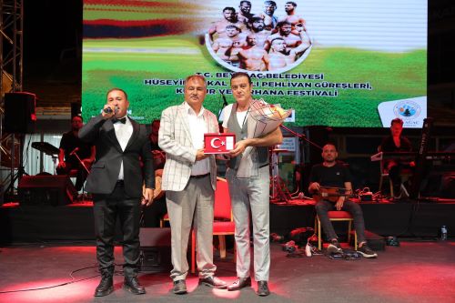 Başarılı sanatçı Efe Güngör, bir çok kültürel etkinlikte çok sayıda plaket ve ödül aldı.