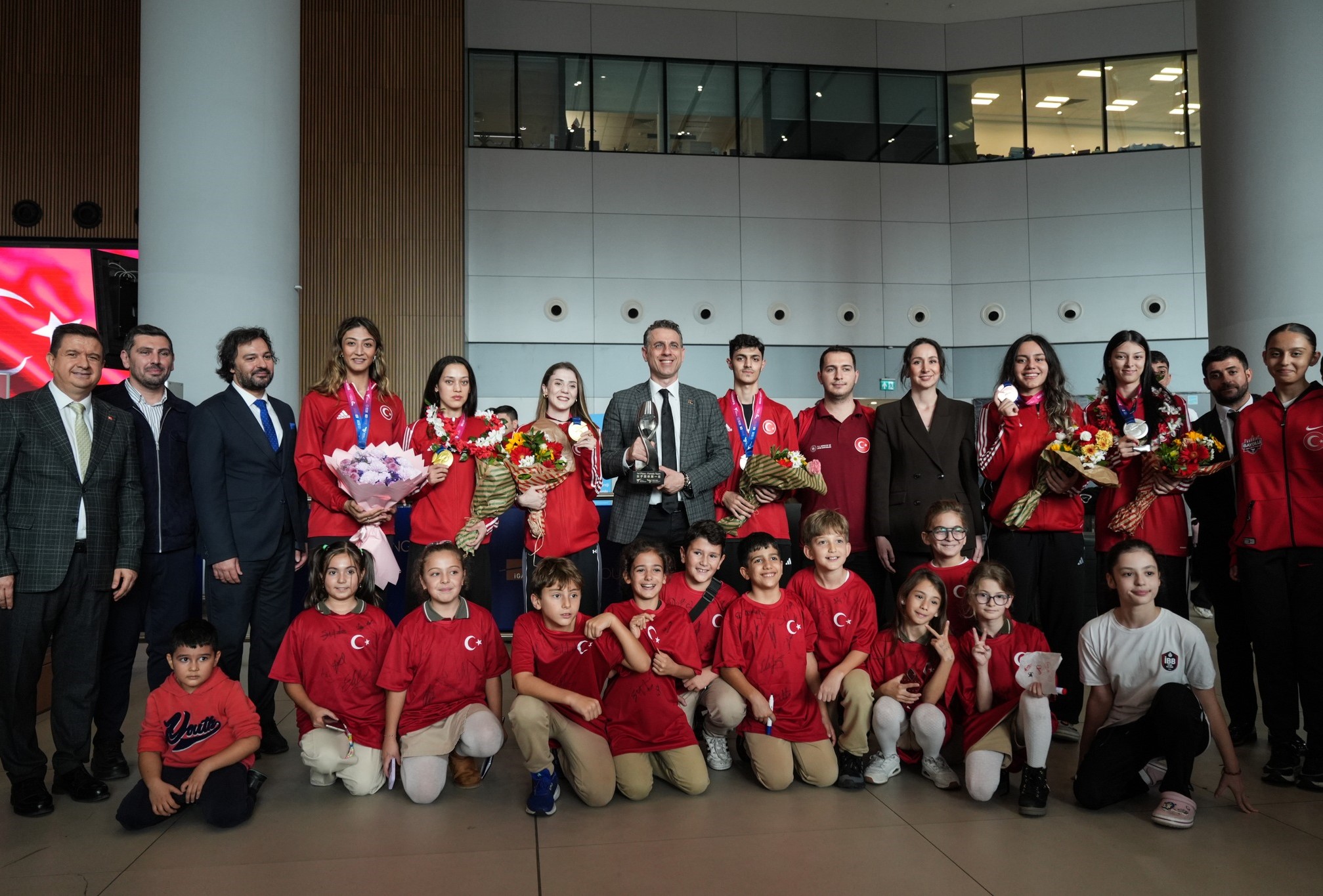 TAEKWONDO MİLLİ TAKIMIMIZ ÇOŞKUYLA KARŞILANDI