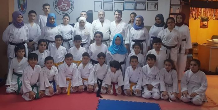 Ahmet Çavuş, teknik başarısını resmi otoriteler nezdinde de tescillemiş bir şahsiyettir. O, sadece bir karateci değil; Devlet Sporcusu ve Milli Sporcu unvanlarının gururlu taşıyıcısıdır.