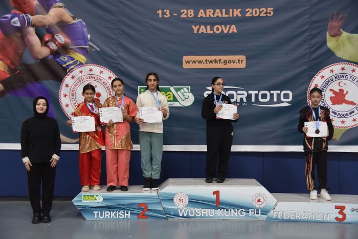 ŞAMPİYON GÜLŞEN AİLESİ’NE PROTOKOLDEN TEBRİK YAĞMURU