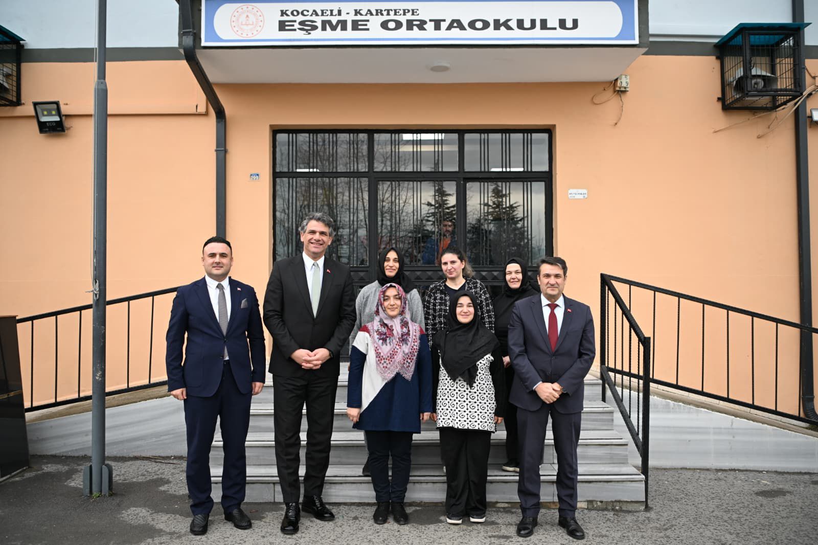 EŞME ORTAOKULU’NDA EĞİTİM VE BİLİM DOLU GÜN