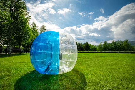 Zorbing topları genellikle içindeki kişiyi korumak için dayanıklı bir malzemeden yapılır.
