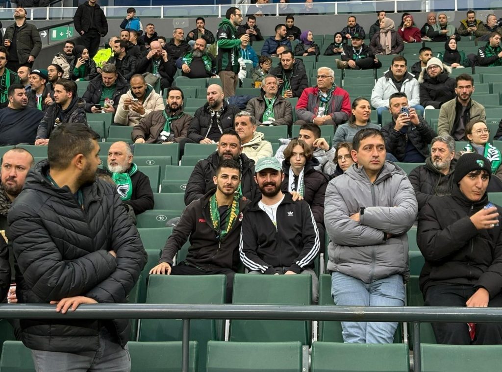 Eray Şamdan Kocaelispor–Beşiktaş kupa maçını stada gelerek tribünden izledi. Şamdan, Premier Lig'in İstanbul'daki star etabında şampiyonluk kazanarak eldiven bıraktı. 