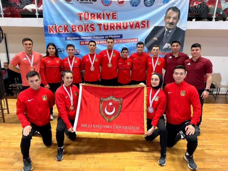 MİLLİ SAVUNMA ÜNİVERSİTESİ KİCK BOKS TAKIMI MADALYALARI TOPLADI