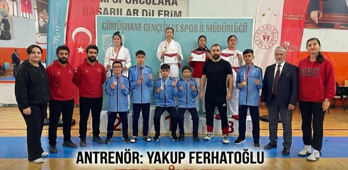 Disiplinli ve teknik oyunlarıyla göz dolduran sporcular, bölge şampiyonu unvanını alarak kürsünün en üst basamağına Muş'un adını yazdırdı.