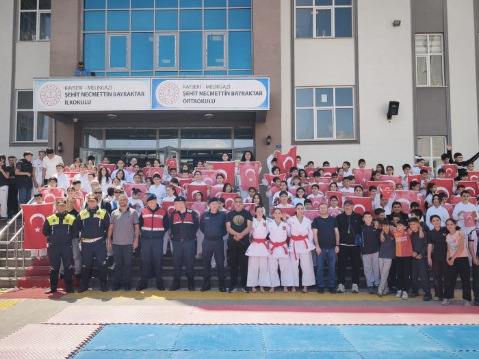 Okul Müdürü Abdullah Çalhan'ın ev sahipliğinde esen bu spor rüzgarı, sporun mükemmelleştirici gücünü bir kez daha kanıtladı.