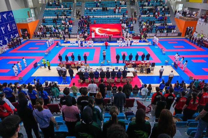 UŞAK’TA KARATE ŞÖLENİYLE, GENÇLER TATAMİYİ SALLADI!
