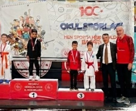 İlk kez tatamiye çıkan genç sporcu, sergilediği üstün performans ve disipliniyle izleyenlerin takdirini topladı.