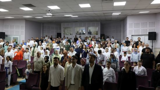 Kartepe Belediye Başkanı Mustafa Kocaman da konuşmasında sporcuların başarısında ailelerin rolüne dikkat çekti.