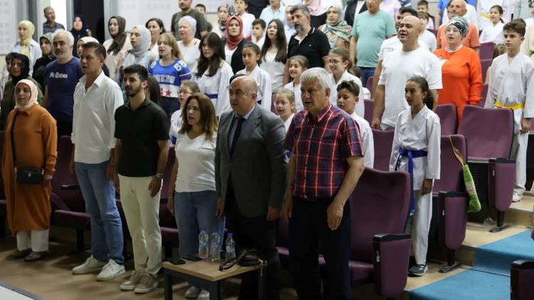 TKF Başkanı Ercüment Taşdemir, Kartepe Necip Fazıl Kısakürek Kültür Merkezi’nde düzenlenen Burak Uygur Spor Akademisi 2026 yılı ikinci dönem kuşak terfi ve diploma törenine katıldı.