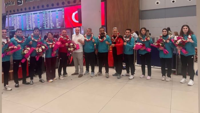 Türk Muaythai Milli Takımı, İstanbul Havalimanı'nda coşkuyla karşılandı. Milli Takım Antrenörü Sinan Ağlar, elde edilen başarının Türk Muaythai'sinin dünya çapındaki gücünü bir kez daha ortaya koyduğunu söyledi.