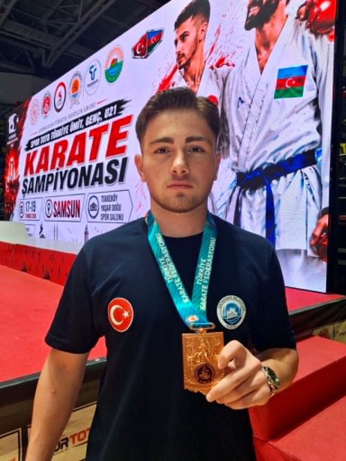 Azerbaycan-Türkiye Dostluk Grubu Sportoto Ümit, Genç ve U21 Türkiye Karate Şampiyonası’nda mücadele eden Kağan Bayraktar, önemli bir başarıya daha imza attı.