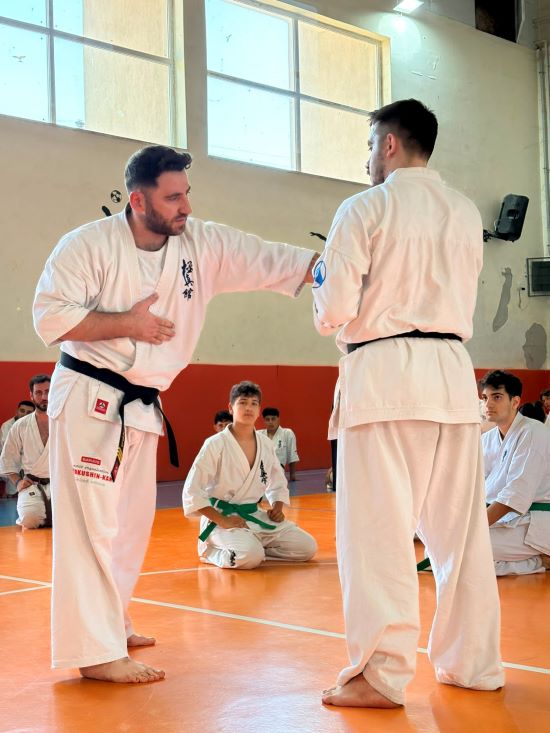 Kyokushin-Kan’ın temel felsefesi olan disiplin, saygı, azim ve kardeşlik ruhu, kamp boyunca gerçekleştirilen tüm faaliyetlerde ön planda tutuluyor.