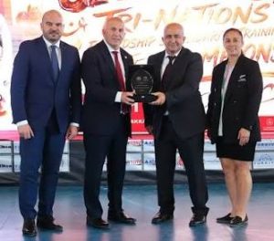 Avustralya Karate Federasyonu Başkanı Hani Zahra, Çanakkale’de düzenlenen Gelibolu Üç Uluslu Dostluk ve Dayanışma Karate Şampiyonası kapsamında Türkiye Karate Federasyonu Başkanımız Ercüment Taşdemir’e anlamlı bir plaket takdim etti.